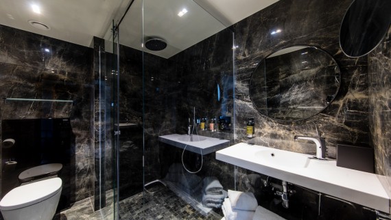 Salle de bains avec wc-douche AquaClean au Hotel Harmon House