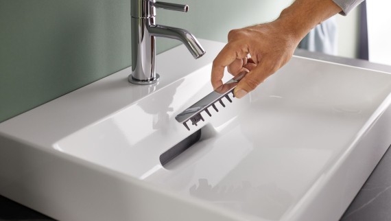 Meuble lavabo Geberit ONE avec insert de filtre à cheveux amovible Meuble lavabo Geberit ONE avec insert de filtre à cheveux amovible