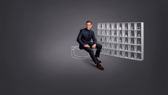 Homme assis sur un WC-douche Geberit AquaClean Mera