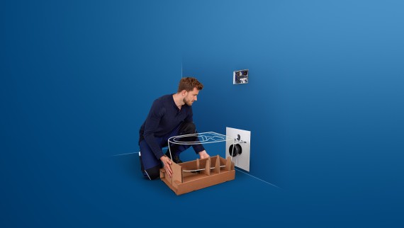 Technicien de service avec WC-douche Geberit AquaClean