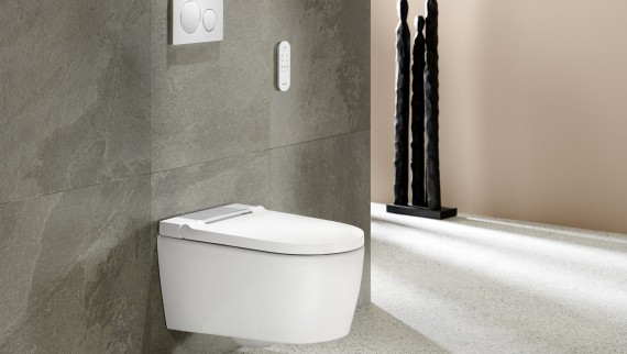Salle de bains avec Geberit AquaClean Sela blanc et plaque de déclenchement Geberit Sigma20