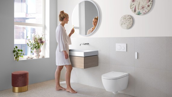 Salle de bains Geberit ONE dotée de céramiques et de meubles blancs (© Geberit) Salle de bains Geberit ONE dotée de céramiques et de meubles blancs (© Geberit)
