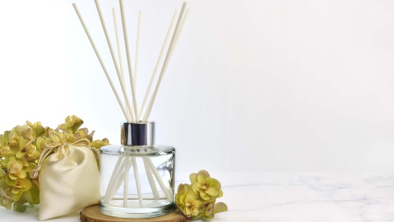 Bâtonnets d’encens dans un flacon en verre Bâtonnets d’encens dans un flacon en verre