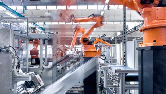 Bras robotisés sur la ligne de montage dans le hall de production des réservoirs de chasse à encastrer Geberit (© Geberit)