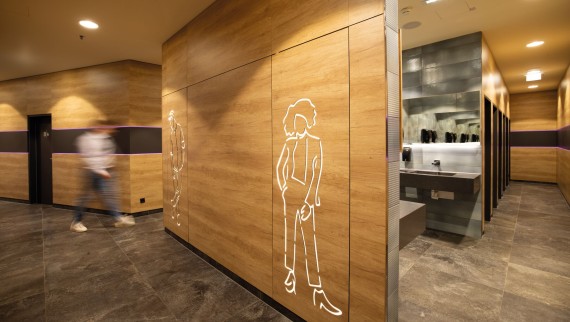 Entrée des installations sanitaires du centre commercial FMZ