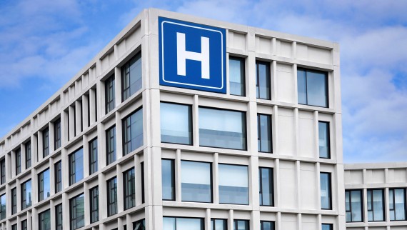 Geberit Connect in use to maintain drinking water hygiene in hospitals and other care facilities (© 2023 Spiroview Inc / Shutterstock)