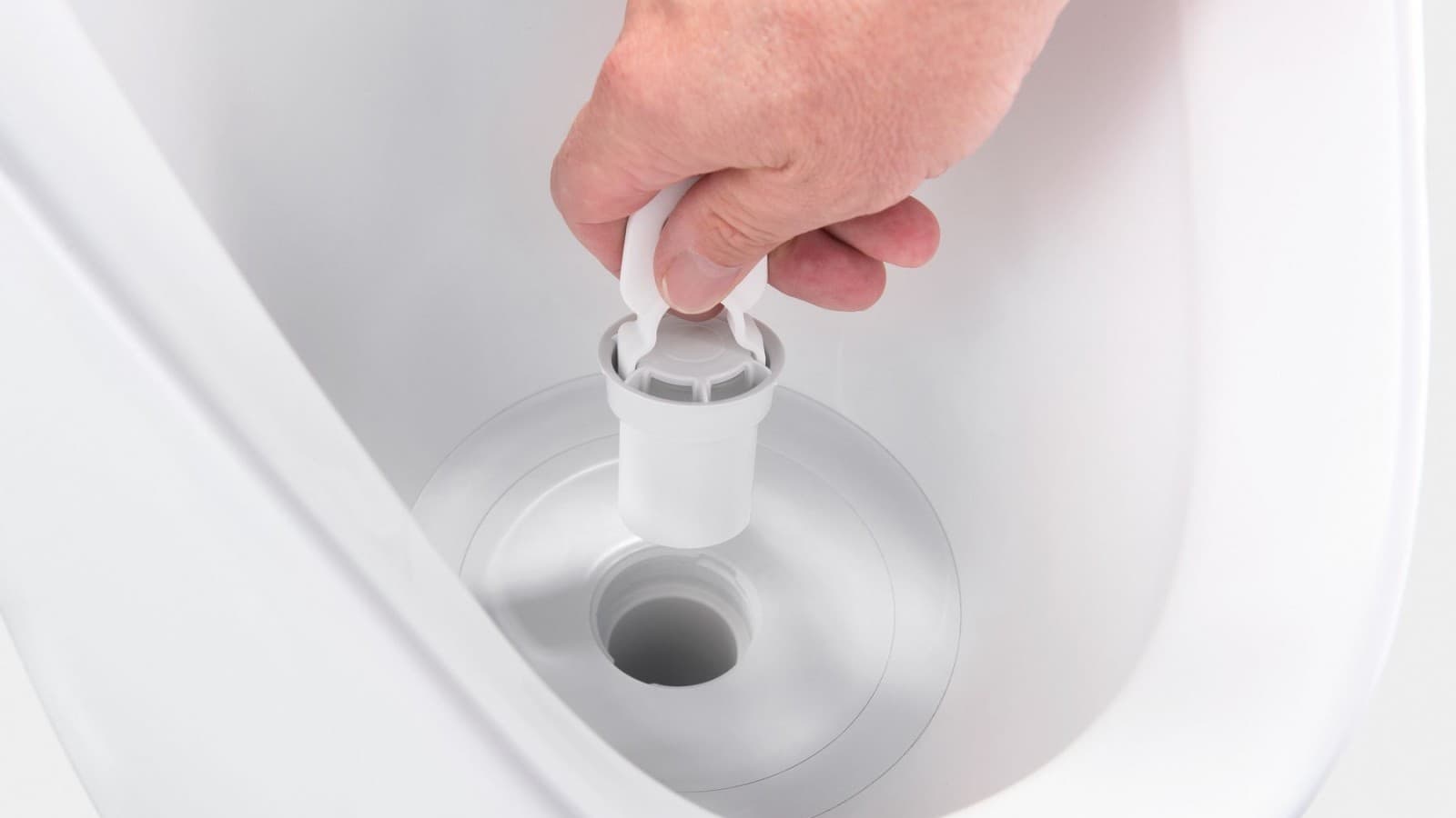 Siphon hybride d'urinoir Geberit s'enlève avec la clé de maintenance Siphon hybride d'urinoir Geberit s'enlève avec la clé de maintenance