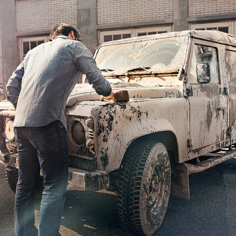 Un homme lave une voiture sale Un homme lave une voiture sale