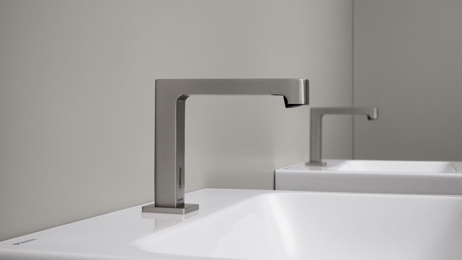 Robinet de lavabo sans contact : Geberit Brenta montage sur lavabo au design angulaire en acier inoxydable brossé Robinet de lavabo sans contact : Geberit Brenta montage sur lavabo au design angulaire en acier inoxydable brossé