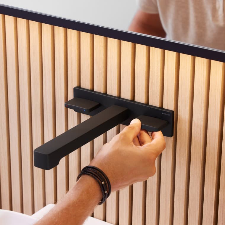 Les robinets de lavabo noirs Geberit ONE sont à la mode (© Geberit) Les robinets de lavabo noirs Geberit ONE sont à la mode (© Geberit)