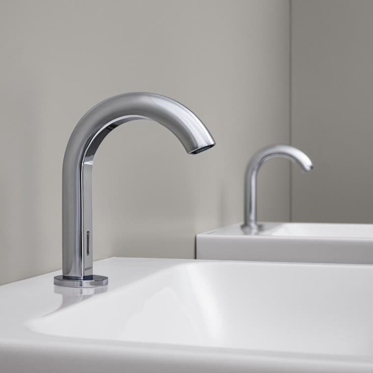 Robinet électronique sur gorge Geberit Piave chromé avec capteur infrarouge pour un fonctionnement sans contact Robinet électronique sur gorge Geberit Piave chromé avec capteur infrarouge pour un fonctionnement sans contact