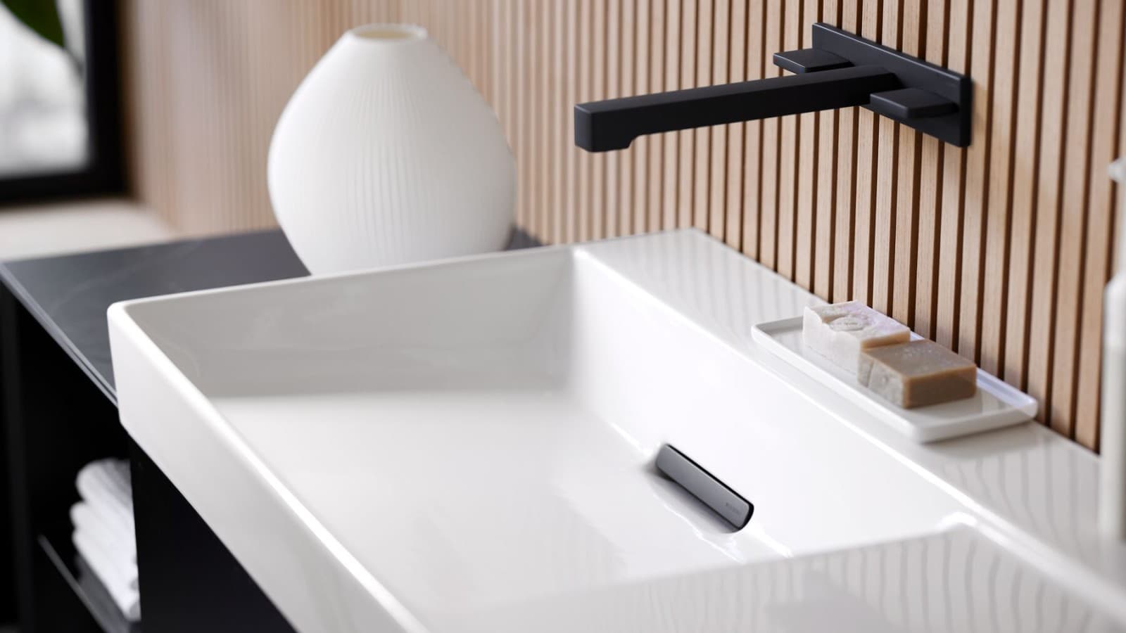 Lavabo avec robinets de lavabo, meubles et accessoires de couleur noir Lavabo avec robinets de lavabo, meubles et accessoires de couleur noir