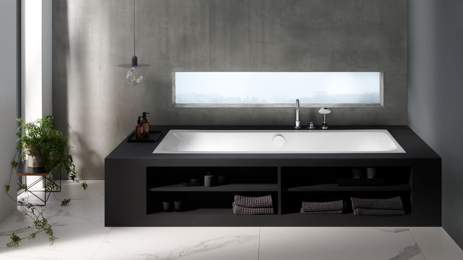 Baignoire Geberit Tawa en blanc avec robinetterie chromée Baignoire Geberit Tawa en blanc avec robinetterie chromée