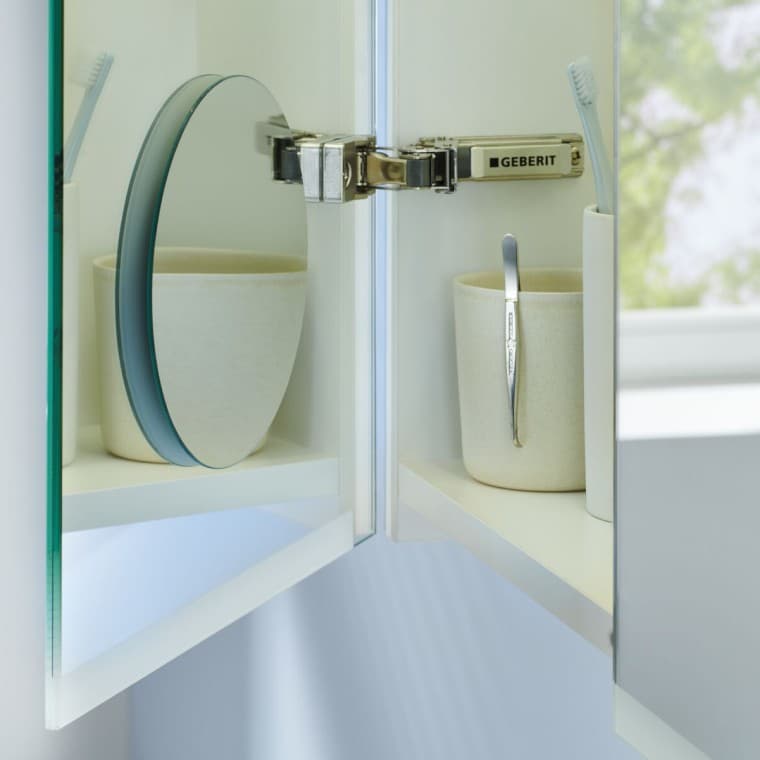 Armoire de miroir Option basic avec miroir de courtoisie (© Geberit) Armoire de miroir Option basic avec miroir de courtoisie (© Geberit)
