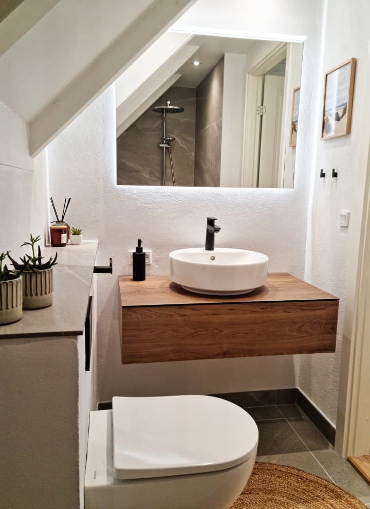 Petite salle de bains en soupente (© @triner2 et @strandparken3) Petite salle de bains en soupente (© @triner2 et @strandparken3)