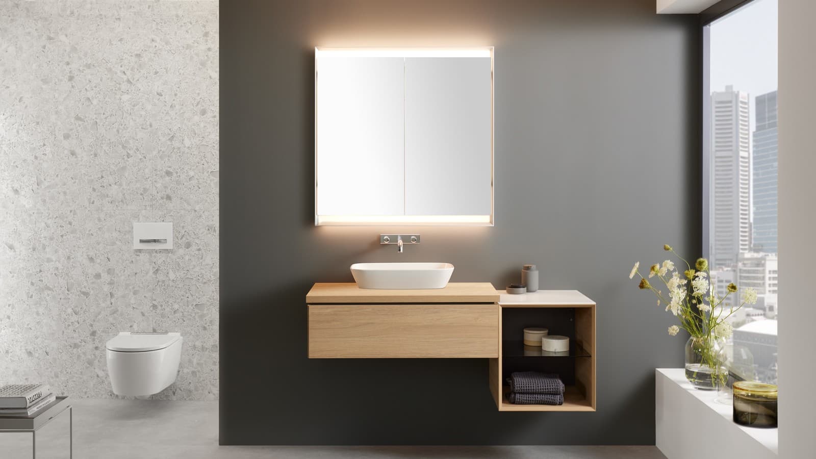 Salle de bains Geberit ONE avec armoire de miroir (© Geberit) Salle de bains Geberit ONE avec armoire de miroir (© Geberit)