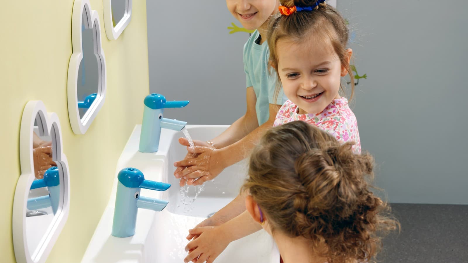 Des enfants se lavent les mains Des enfants se lavent les mains