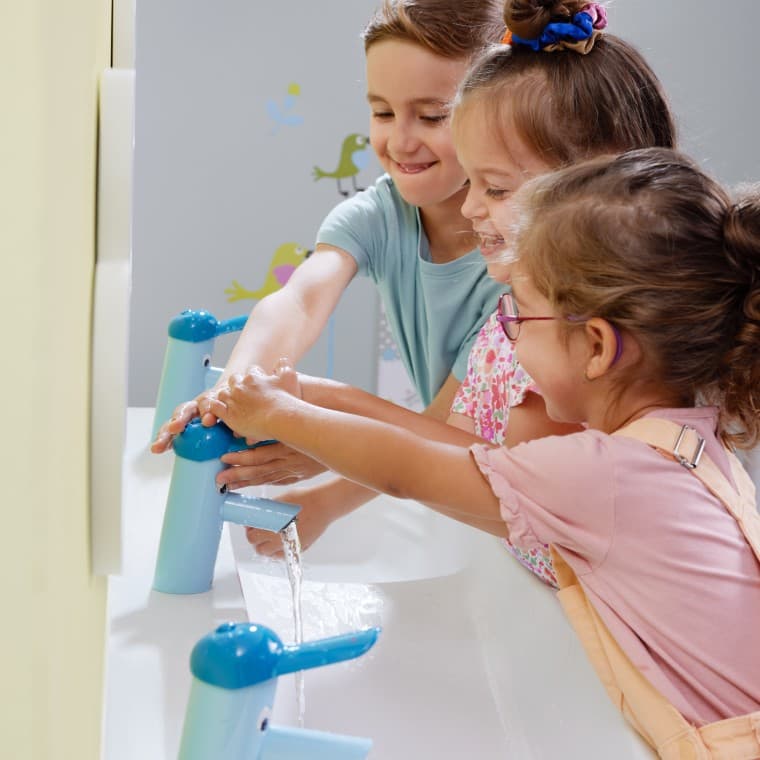 Les enfants jouent dans l'espace de jeux et de lavage Geberit Bambini Les enfants jouent dans l'espace de jeux et de lavage Geberit Bambini