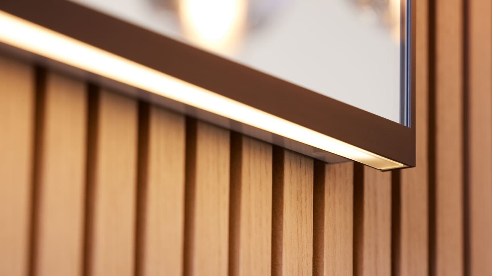Geberit Option Plus Square 135 cm en noir mat avec bandeau lumineux indirect (© Geberit) Geberit Option Plus Square 135 cm en noir mat avec bandeau lumineux indirect (© Geberit)