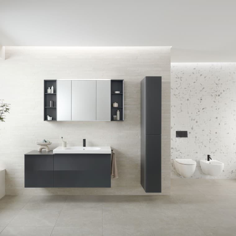 L'armoire à miroir Geberit Option offre un espace de rangement généreux, une prise électrique interne et un port USB. L'armoire à miroir Geberit Option offre un espace de rangement généreux, une prise électrique interne et un port USB.