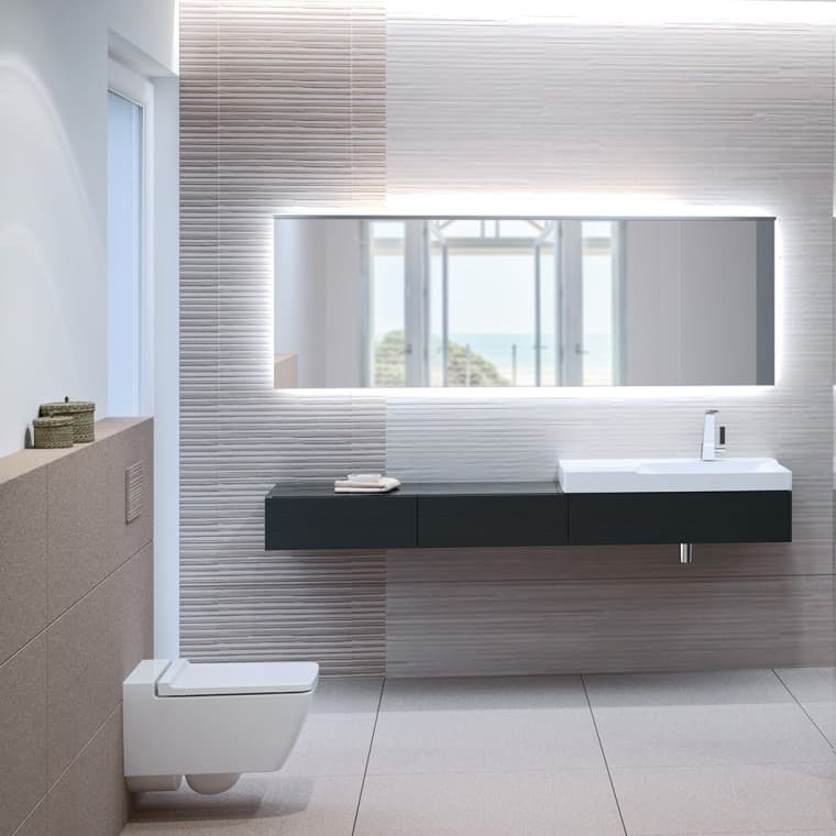 Salle de bains Geberit Xeno2 avec WC rimfree, plaque de déclenchement Sigma70 et lavabo Salle de bains Geberit Xeno2 avec WC rimfree, plaque de déclenchement Sigma70 et lavabo