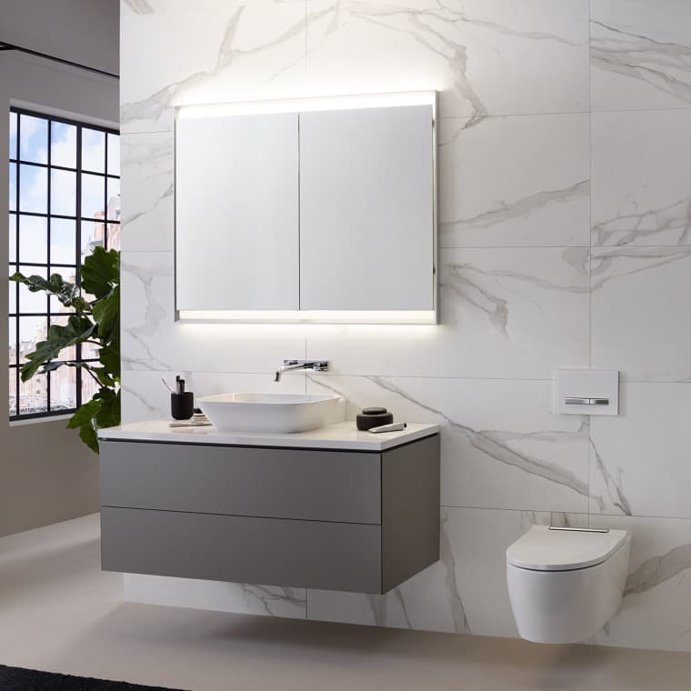 Mur carrelé aspect marbre, lavabo et armoire à miroir avec ComfortLight Geberit ONE Mur carrelé aspect marbre, lavabo et armoire à miroir avec ComfortLight Geberit ONE
