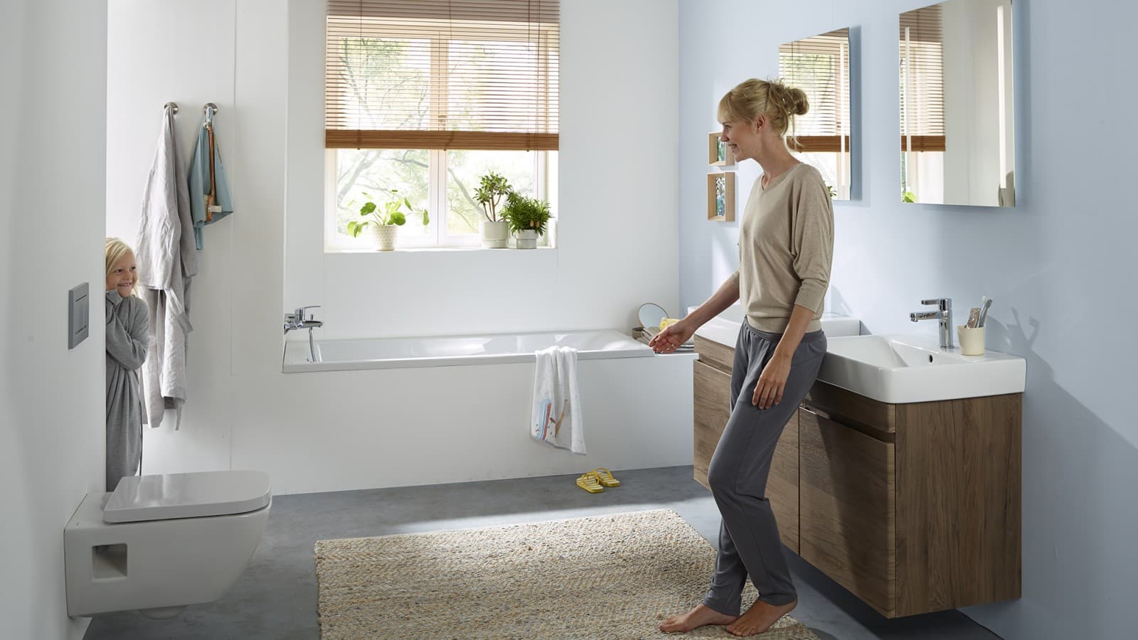 Femme et enfant dans une salle de bains familiale de la collection Geberit Renova (© Geberit) Femme et enfant dans une salle de bains familiale de la collection Geberit Renova (© Geberit)