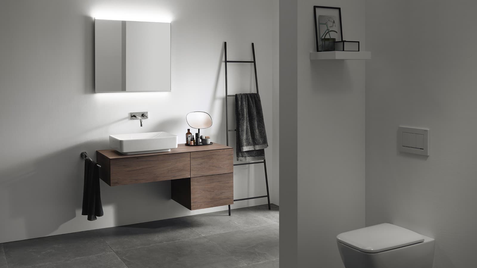 Salle de bains avec des meubles de salle de bains Geberit VariForm (© Geberit) Salle de bains avec des meubles de salle de bains Geberit VariForm (© Geberit)
