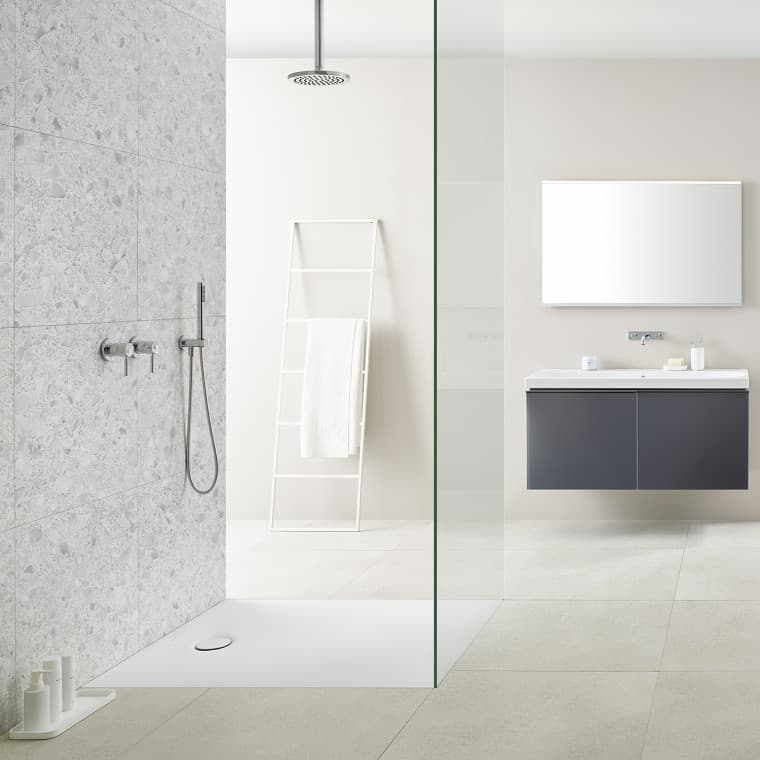 Salle de bains avec receveur de douche Geberit Olona Salle de bains avec receveur de douche Geberit Olona