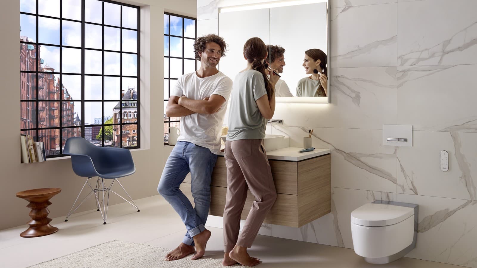 Grâce à ses fonctions pratiques, la salle de bains Geberit ONE garanti une meilleure hygiène autour du lavabo. Grâce à ses fonctions pratiques, la salle de bains Geberit ONE garanti une meilleure hygiène autour du lavabo.