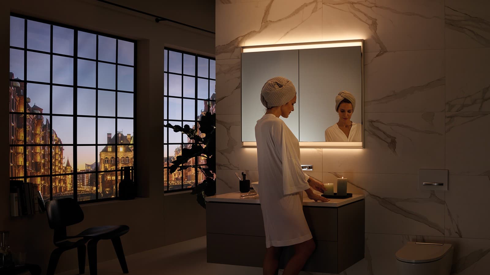 Armoire à miroir Geberit ONE avec ComfortLight en mode éclairage tamisé (© Geberit) Armoire à miroir Geberit ONE avec ComfortLight en mode éclairage tamisé (© Geberit)