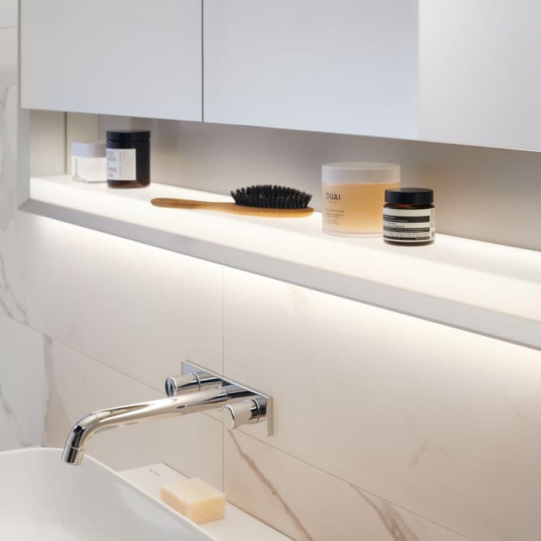 Geberit ONE armoire à miroir avec ComfortLight et étagère sous le miroir Geberit ONE armoire à miroir avec ComfortLight et étagère sous le miroir