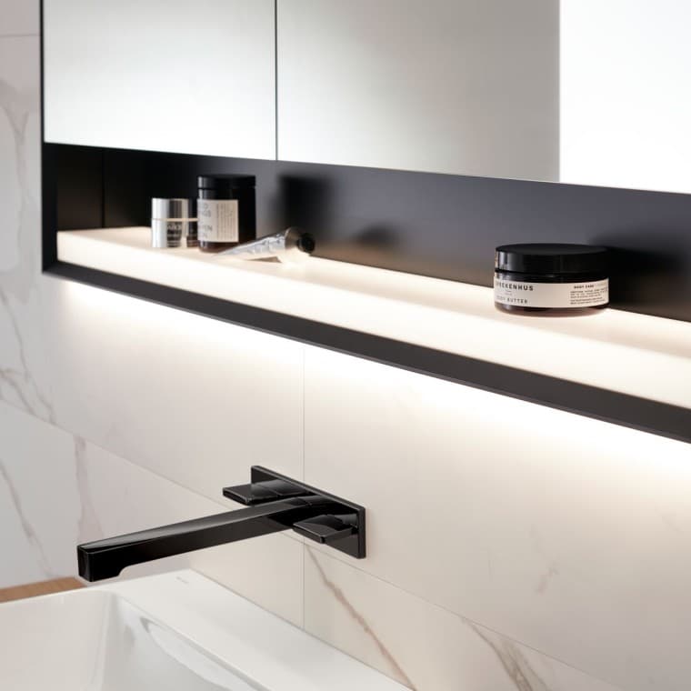 Geberit ONE armoire à miroir avec niche lumineuse et cadre noir mat Geberit ONE armoire à miroir avec niche lumineuse et cadre noir mat