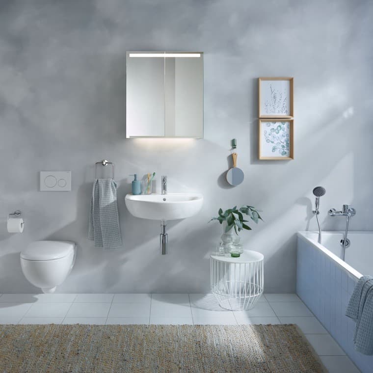 Salle de bains Geberit Renova avec lavabos, miroir, baignoire et meubles Salle de bains Geberit Renova avec lavabos, miroir, baignoire et meubles