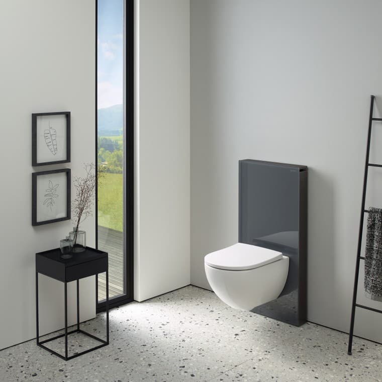 L'élégant module sanitaire Geberit Monolith avec revêtement en verre s'intègre parfaitement dans une salle de bains noir et blanc. L'élégant module sanitaire Geberit Monolith avec revêtement en verre s'intègre parfaitement dans une salle de bains noir et blanc.
