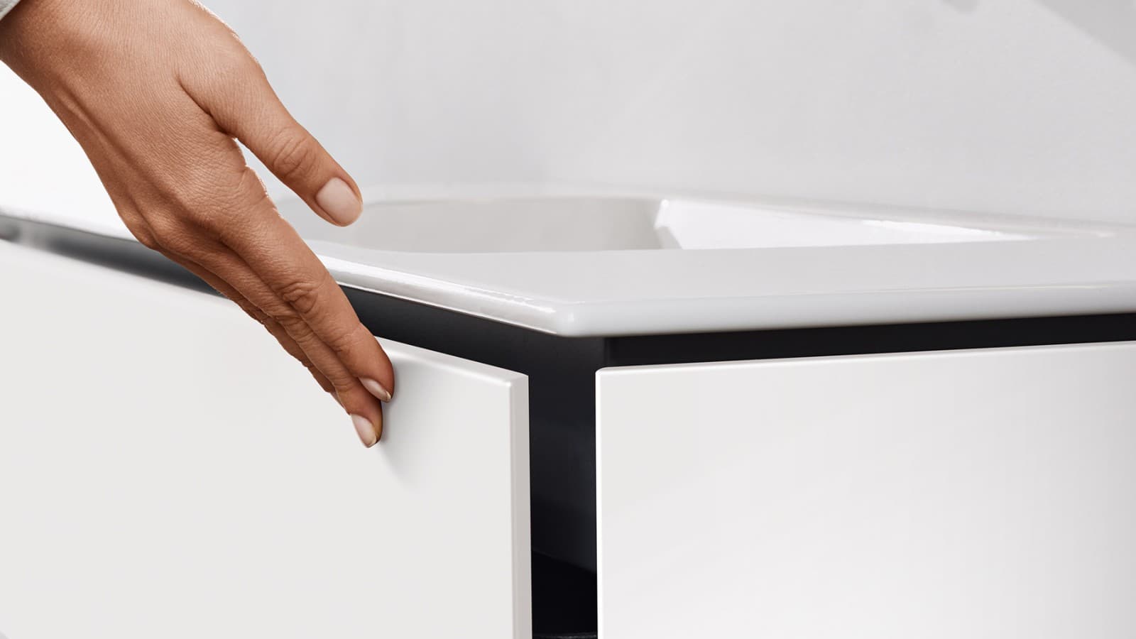 Sous-meuble Geberit ONE avec mécanisme d’ouverture push-to-open Sous-meuble Geberit ONE avec mécanisme d’ouverture push-to-open