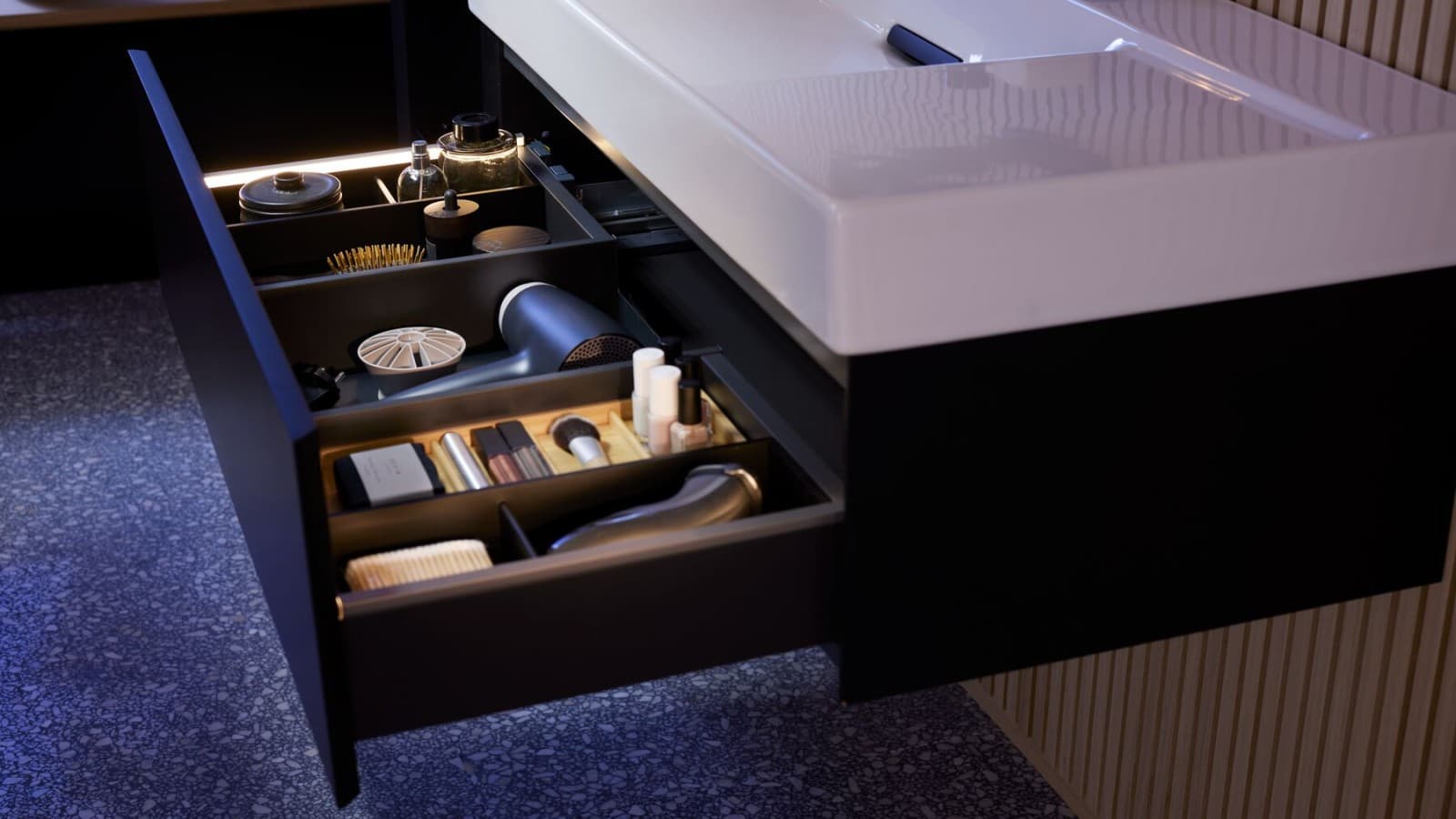 Sous-meuble pour lavabo Geberit ONE avec espace de rangement pratique Sous-meuble pour lavabo Geberit ONE avec espace de rangement pratique
