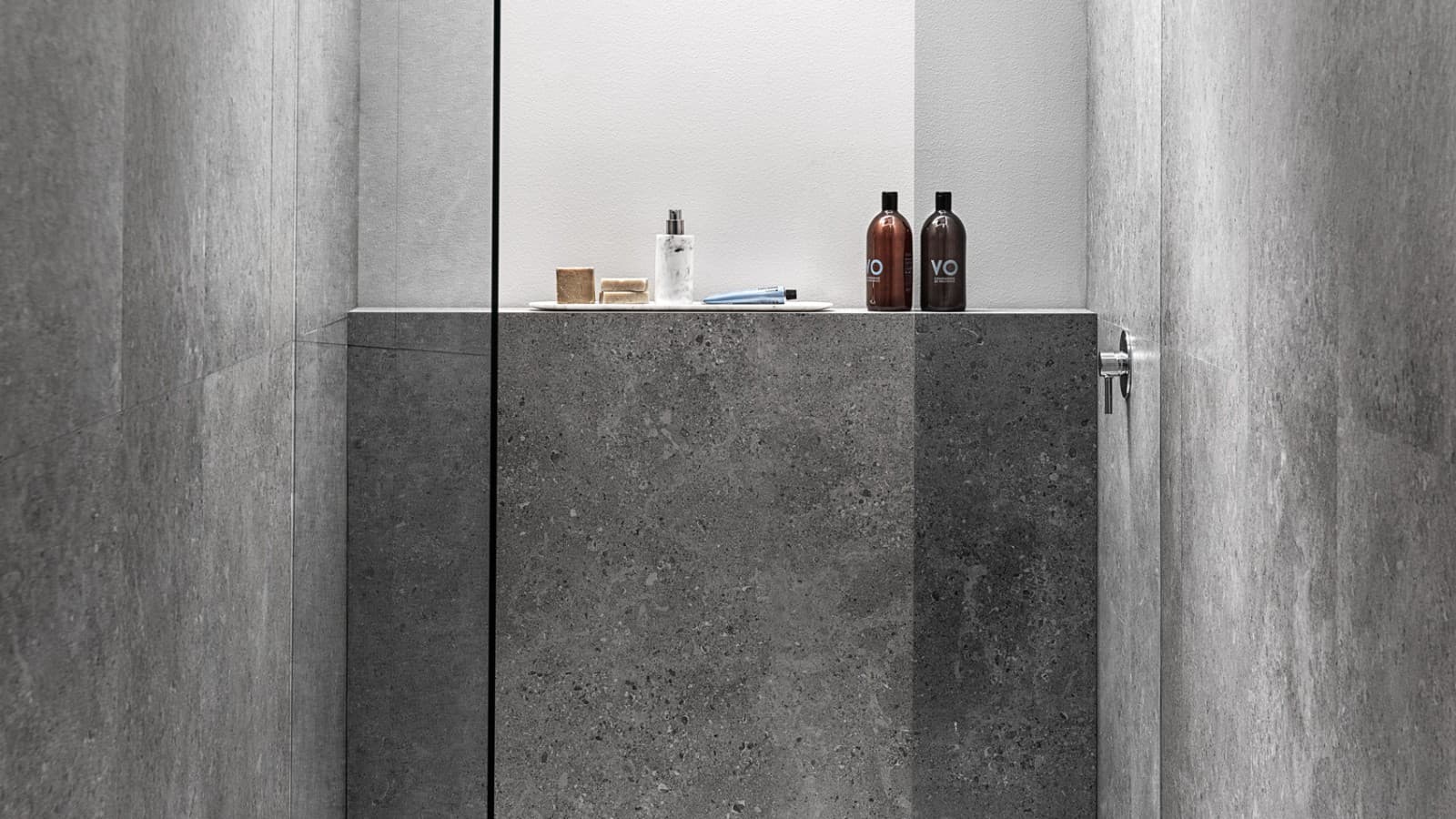 Receveur de douche Geberit Sestra installé à plein pied Receveur de douche Geberit Sestra installé à plein pied