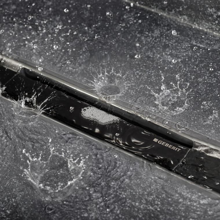 Caniveau de douche Geberit CleanLine80 en noir chromé (© Geberit) Caniveau de douche Geberit CleanLine80 en noir chromé (© Geberit)