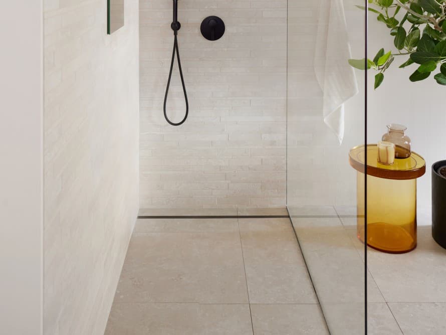 Salle de bains avec grands carrelages et douche de plain-pied Salle de bains avec grands carrelages et douche de plain-pied
