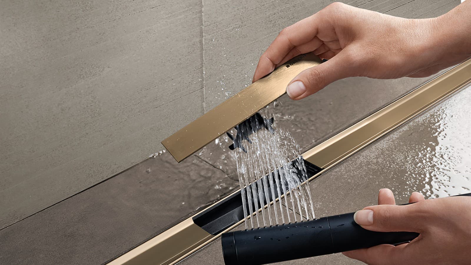Femme retirant le filtre à cheveux du caniveau de douche Geberit CleanLine pour le nettoyer (© Geberit) Femme retirant le filtre à cheveux du caniveau de douche Geberit CleanLine pour le nettoyer (© Geberit)