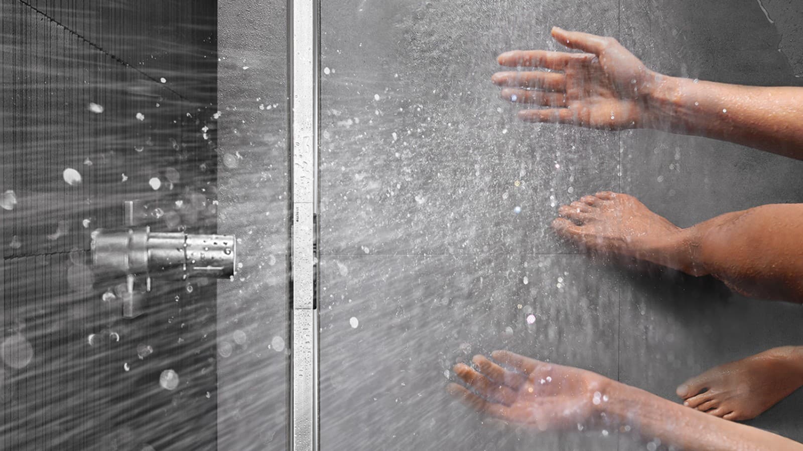 Personne utilisant une douche de plain-pied avec le caniveau de douche Geberit CleanLine Personne utilisant une douche de plain-pied avec le caniveau de douche Geberit CleanLine