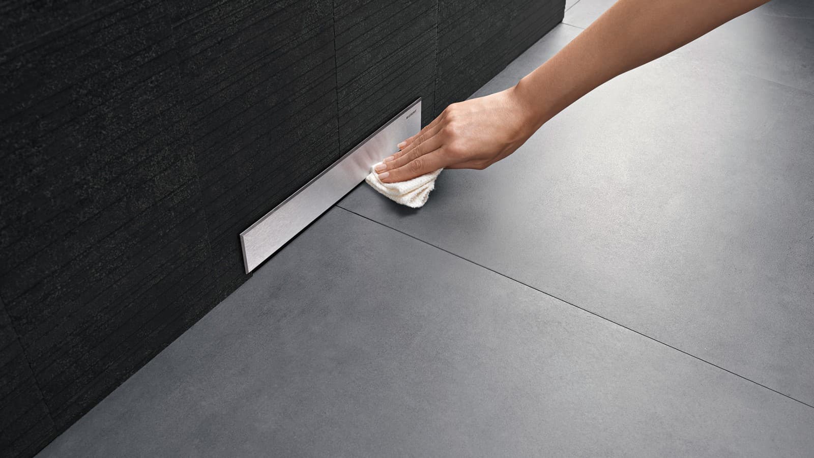 Evacuation murale pour douche de plain-pied Geberit (© Geberit) Evacuation murale pour douche de plain-pied Geberit (© Geberit)