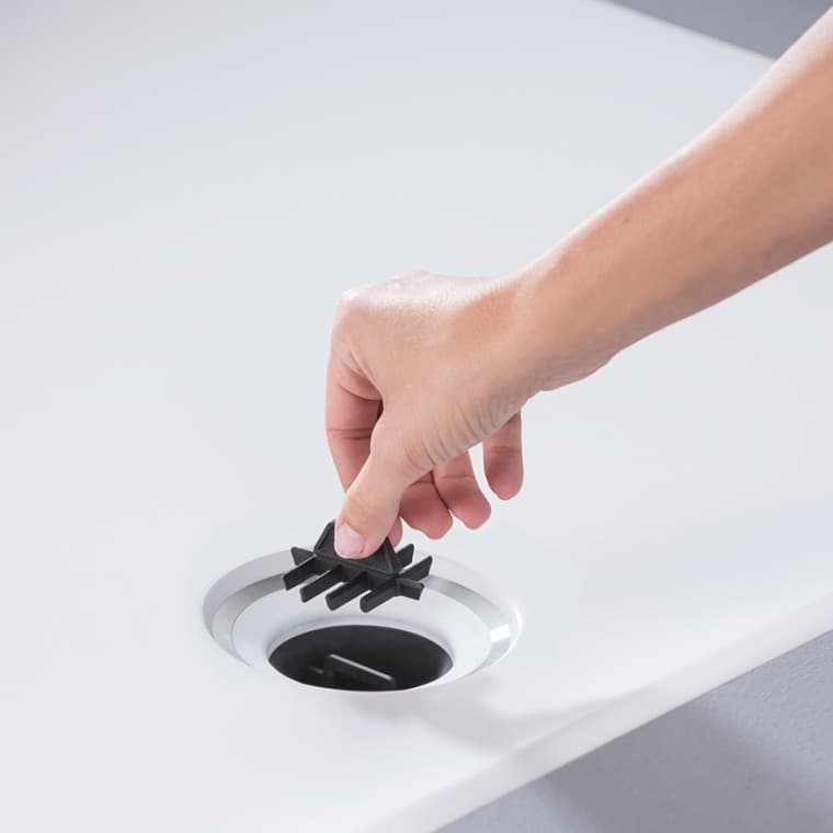 Le filtre à cheveux intégré à la surface de douche Geberit Setaplano Le filtre à cheveux intégré à la surface de douche Geberit Setaplano