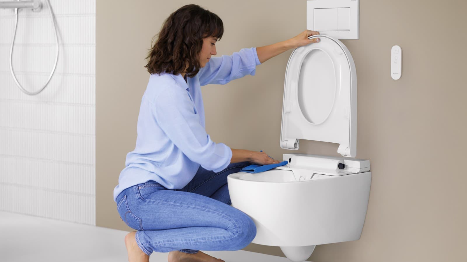 Fonction QuickRelease avec Geberit AquaClean Alba. L'abbatant de WC peut être retiré et nettoyé en quelques étapes simples. Fonction QuickRelease avec Geberit AquaClean Alba. L'abbatant de WC peut être retiré et nettoyé en quelques étapes simples.
