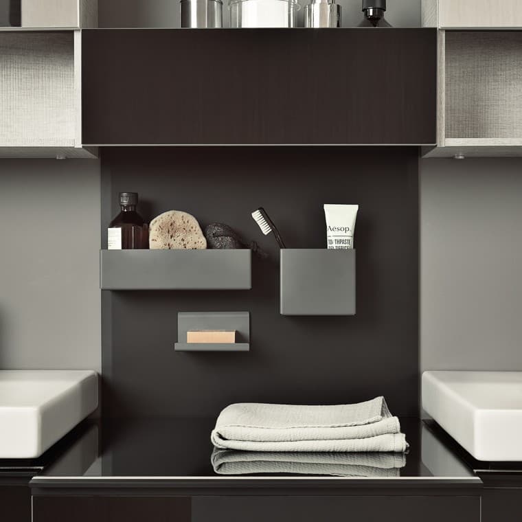 Tableau magnétique de Geberit avec boîtes de rangements pratiques Tableau magnétique de Geberit avec boîtes de rangements pratiques