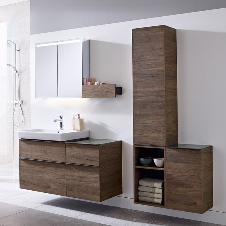 La gamme Geberit Smyle est complétée par une sélection de meubles de salle de bains conçus avec précision pour correspondre aux lavabos et poursuivre méticuleusement les contours du design en céramique. Avec un espace de rangement généreux, les tiroirs sont équipés en série d'une fermeture en douceur de haute qualité. La gamme Geberit Smyle est complétée par une sélection de meubles de salle de bains conçus avec précision pour correspondre aux lavabos et poursuivre méticuleusement les contours du design en céramique. Avec un espace de rangement généreux, les tiroirs sont équipés en série d'une fermeture en douceur de haute qualité.
