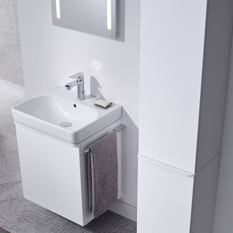 Grand ou petit, avec ou sans trou de robinet, en diverses largeurs comme lavabo double ou lavemains, Geberit Smyle offre des solutions idéales répondant à toutes les exigences liées aux salles de bains modernes. Grand ou petit, avec ou sans trou de robinet, en diverses largeurs comme lavabo double ou lavemains, Geberit Smyle offre des solutions idéales répondant à toutes les exigences liées aux salles de bains modernes.