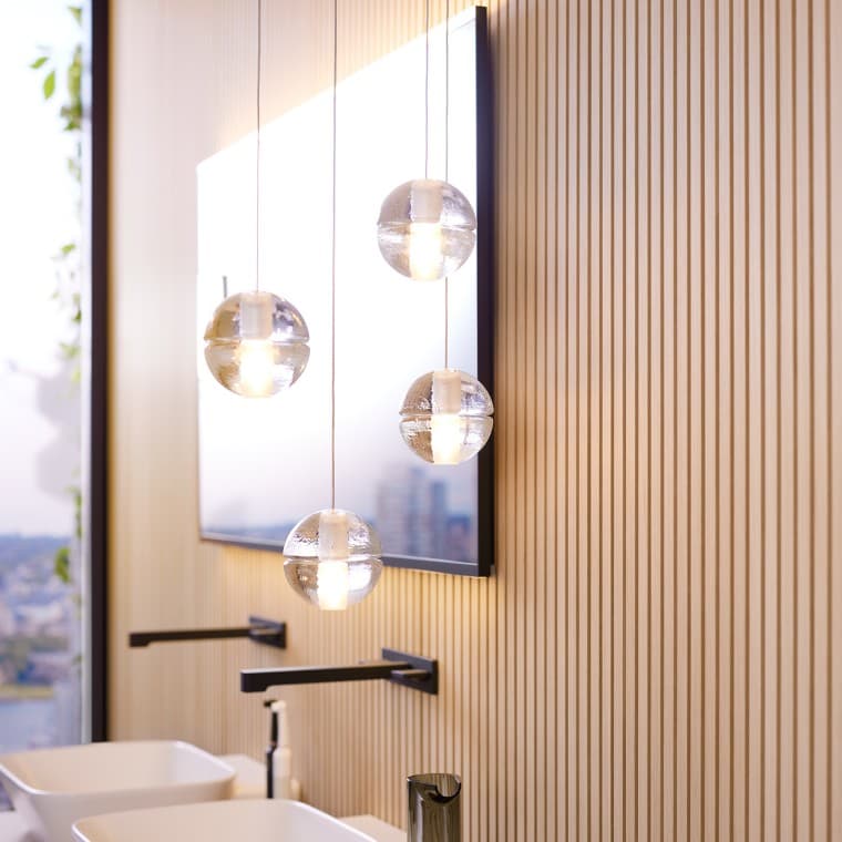 Zicht op de wc-opstelling met plafondverlichting op de voorgrond (© Geberit) Zicht op de wc-opstelling met plafondverlichting op de voorgrond (© Geberit)