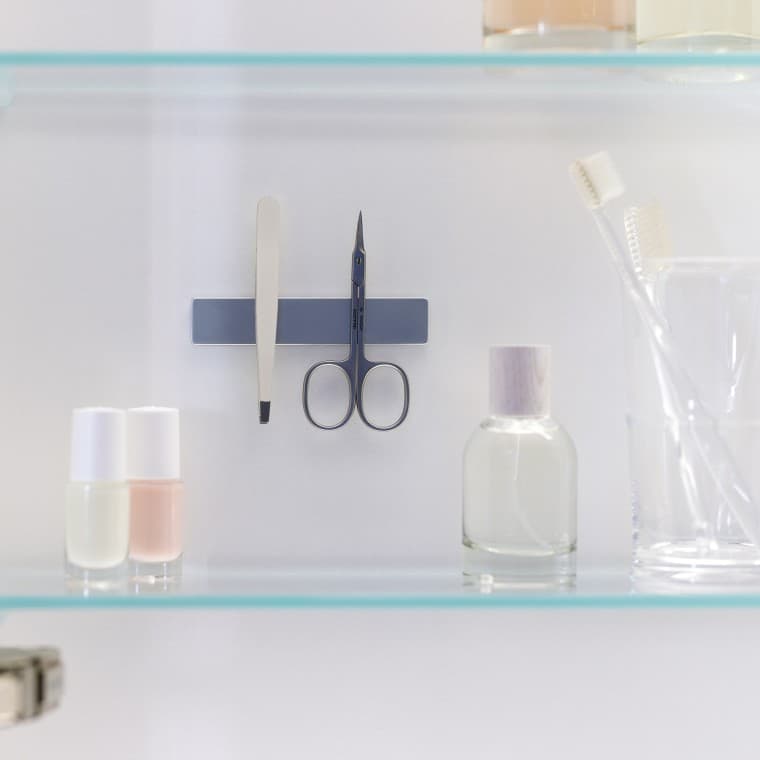 Geberit ONE spiegelkast met magnetische strips binnenin (© Geberit) Geberit ONE spiegelkast met magnetische strips binnenin (© Geberit)